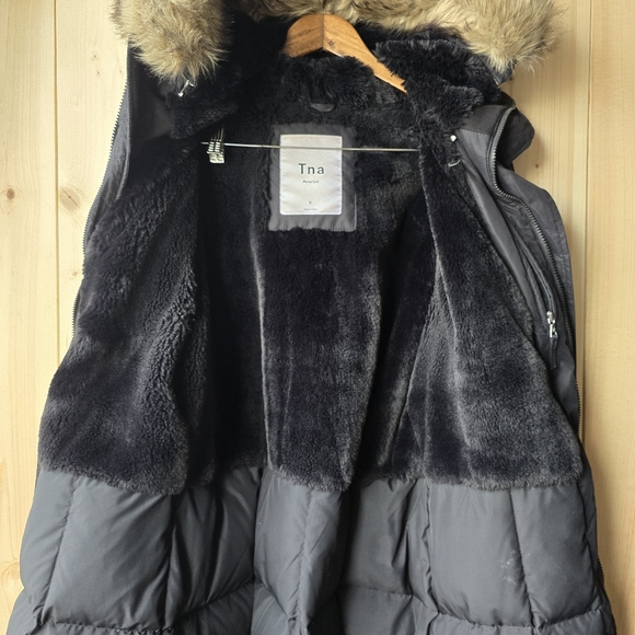 Aritzia TNA Avoriaz Parka Goose Down
Water Wind Proof Winter Jacket
Womens XL - Picture 10 of 16